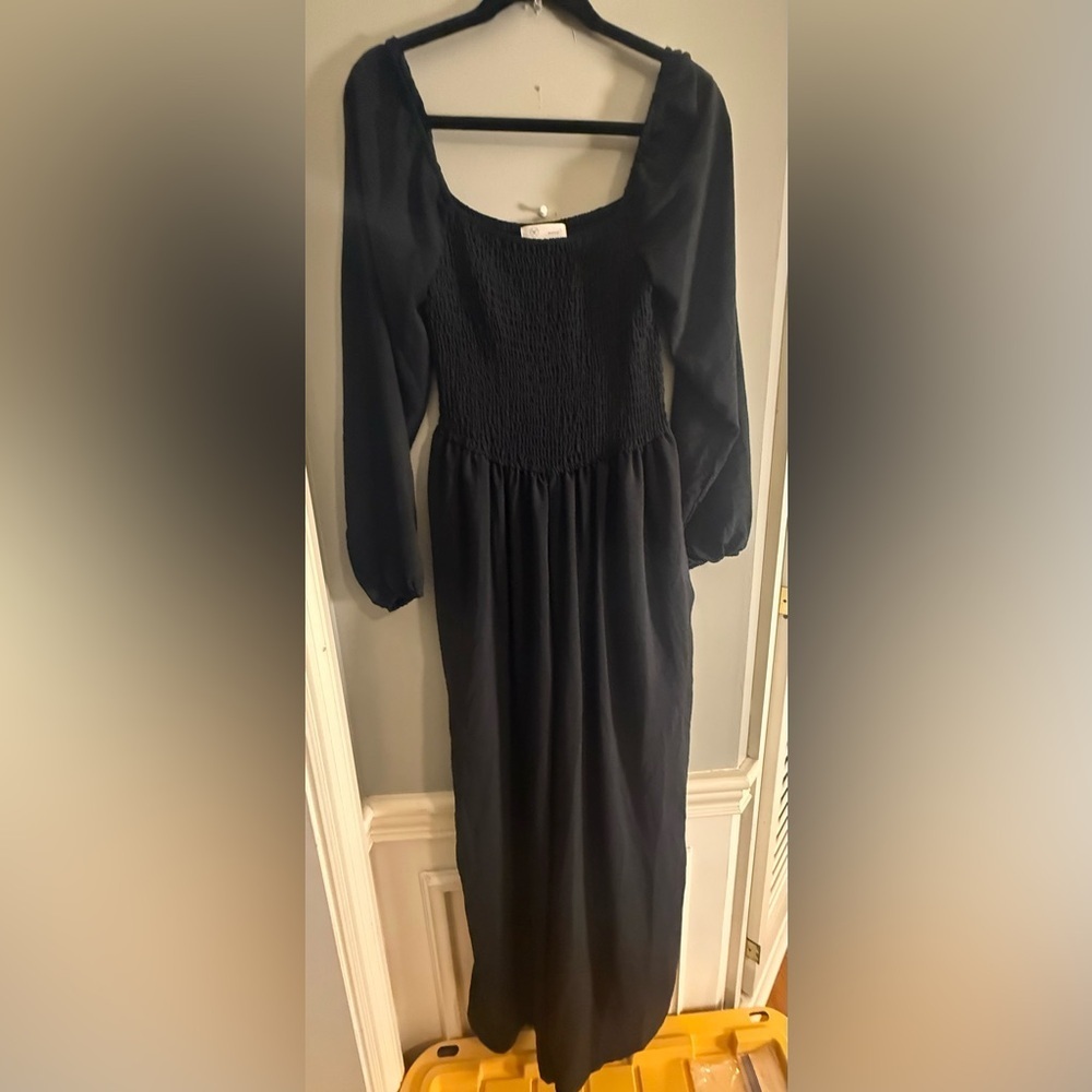 ✨ Liam & Co. Black Smocked Jumpsuit ✨
Size: Medium